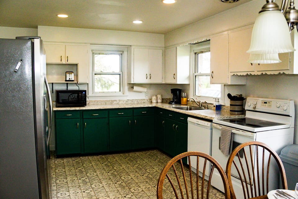 Kitchen, dining table seats 6