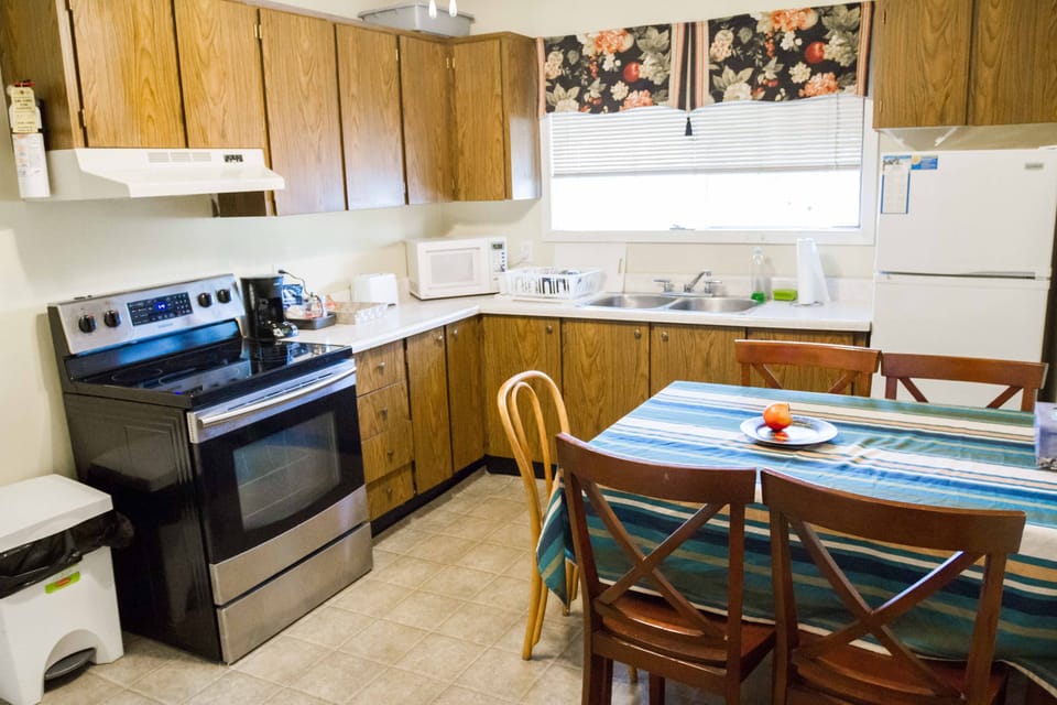 Apartment, 2 Bedrooms, Kitchen | Private kitchen | Stovetop