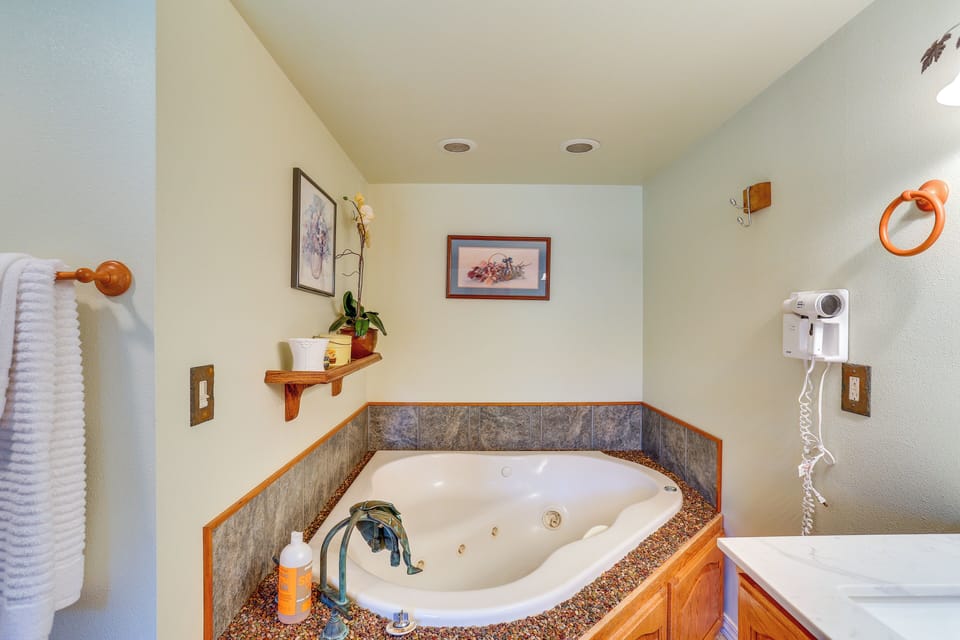 En-Suite Bathroom | Upper Level | Complimentary Toiletries