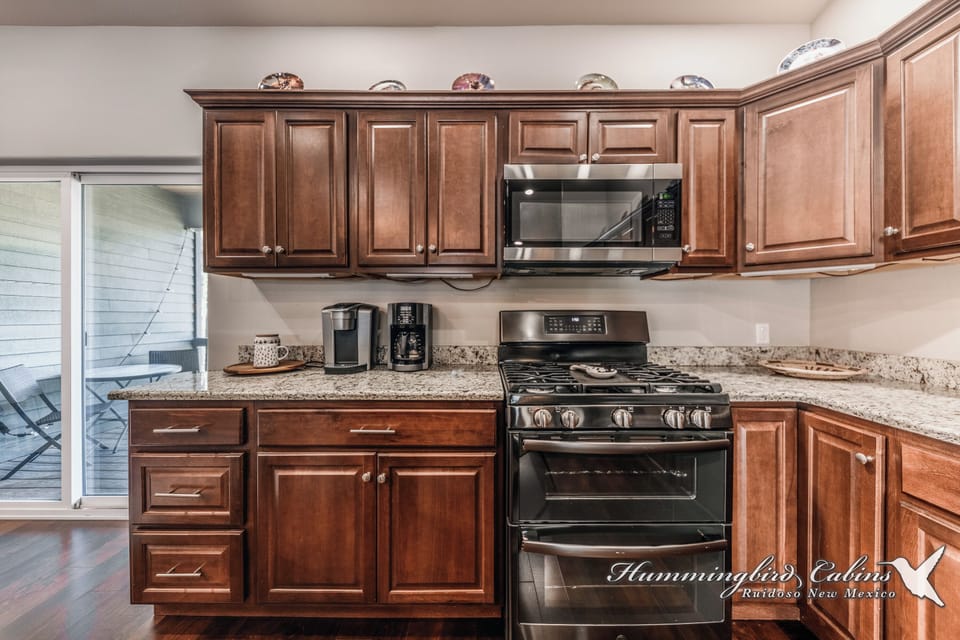 Modern, fully equipped kitchen! Coffee maker AND Keurig available