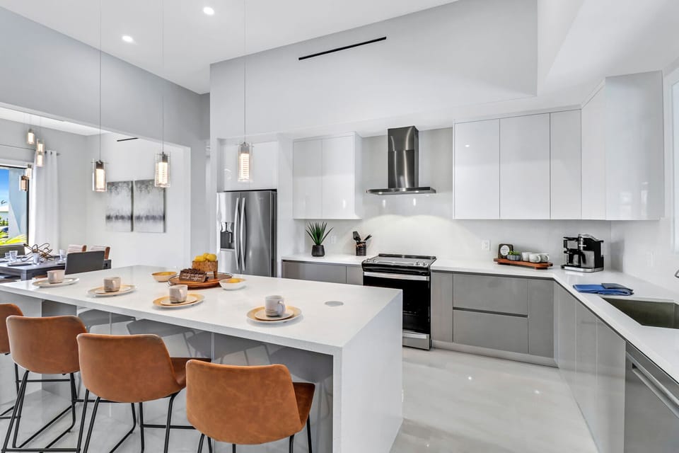 Kitchen with Eat-In bar