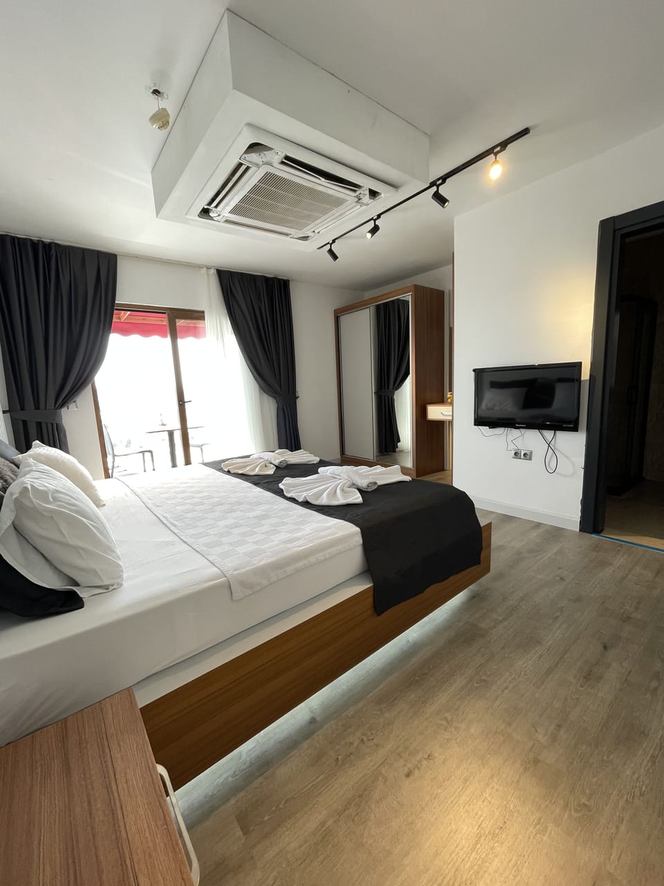 Family Apartment | Minibar, individually decorated, individually furnished, desk