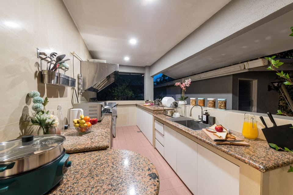 Luxury Bungalow | Private kitchen | Fridge, microwave, oven, stovetop