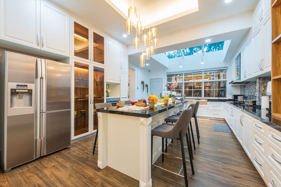 Luxury Bungalow | Private kitchen | Fridge, microwave, oven, stovetop