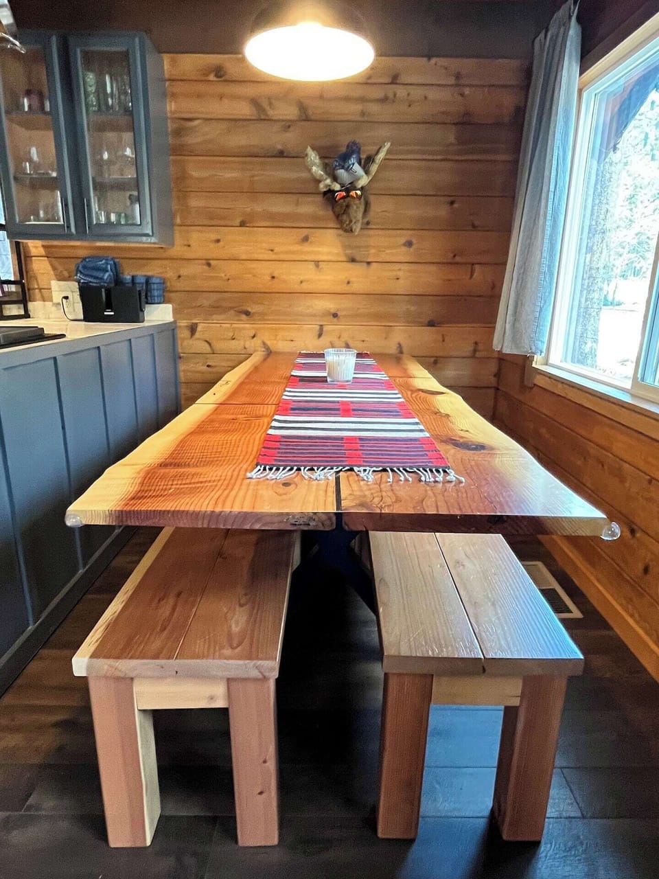 Cozy dining space with two benches for your entire group to enjoy!