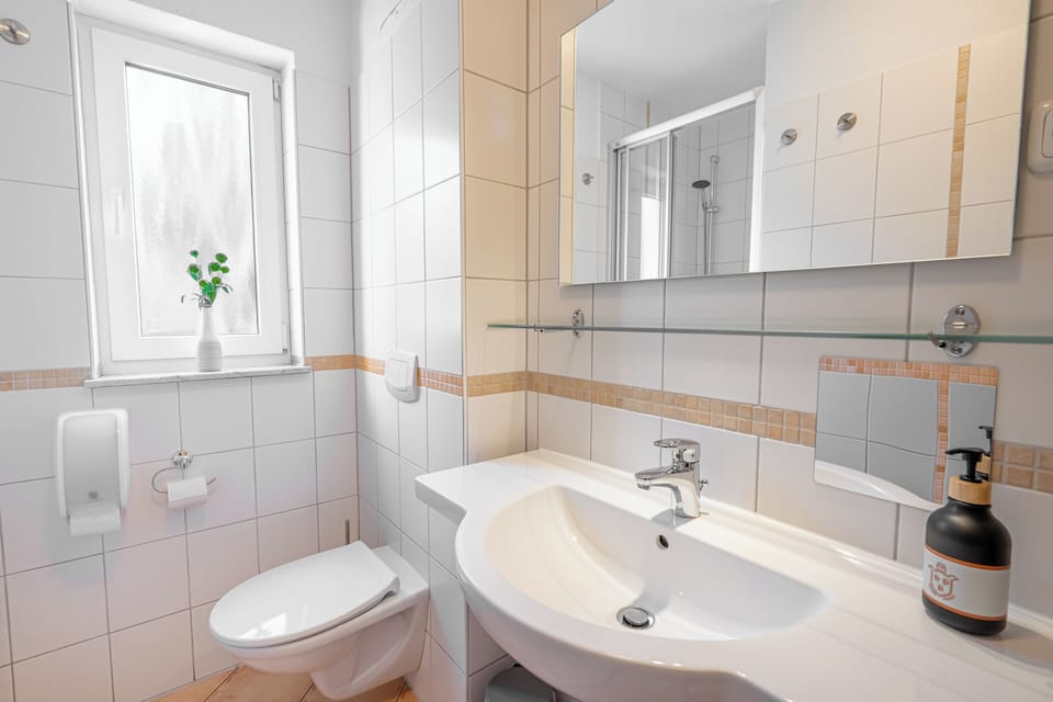 Comfort Double Room, Non Smoking, Balcony | Bathroom | Shower, hair dryer, towels