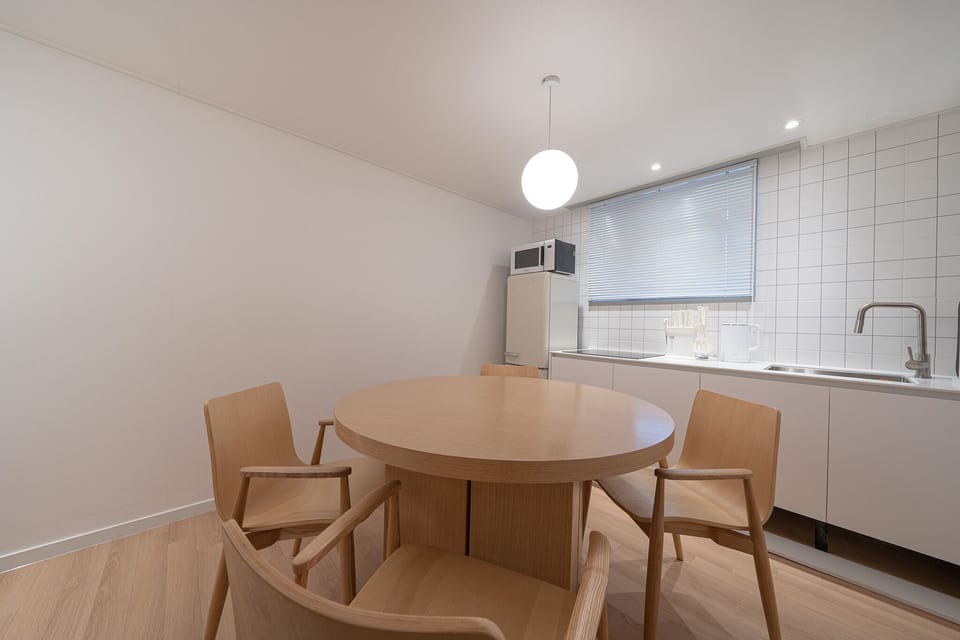 Camp | Premium bedding, desk, laptop workspace, free WiFi