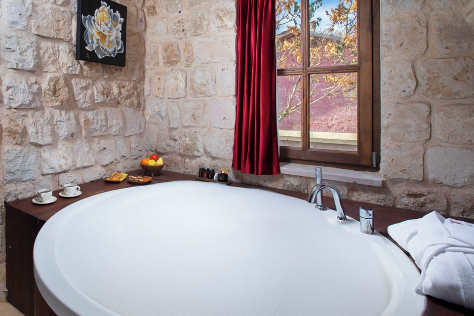 Executive Suite | Bathroom | Free toiletries, hair dryer, slippers, towels