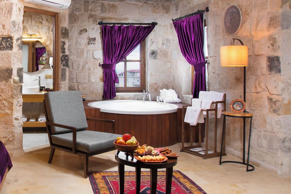 Executive Suite | Bathroom | Free toiletries, hair dryer, slippers, towels