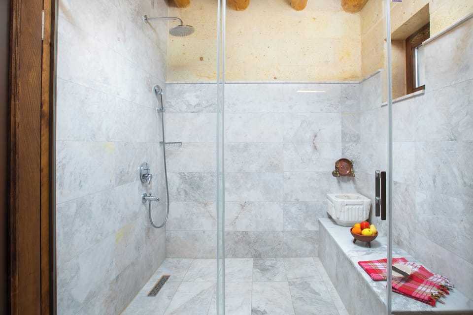 Deluxe Room | Bathroom | Free toiletries, hair dryer, slippers, towels