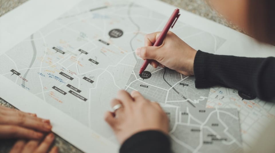 [Reception] While talking with the customer, we will write recommended information on a blank map of Kanazawa and give it to you.