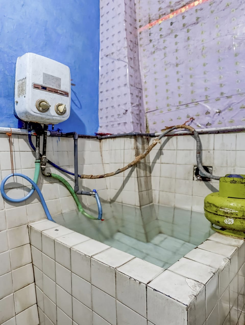 Basic Double Room | Bathroom | Shower, towels