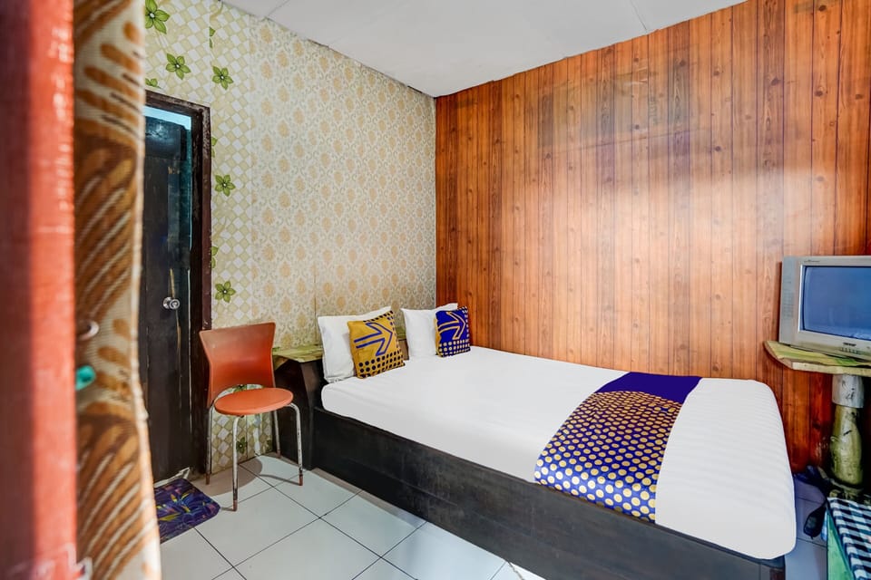 Basic Double Room | Laptop workspace, free WiFi, bed sheets
