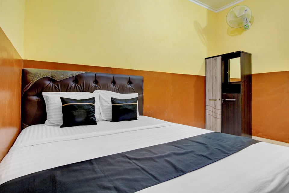Deluxe Double Room | Laptop workspace, bed sheets