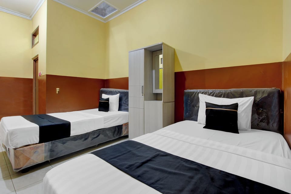 Deluxe Twin Room | Laptop workspace, bed sheets