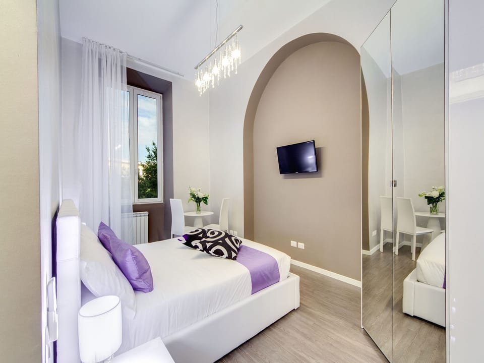 Double Room | In-room safe, iron/ironing board, free WiFi, bed sheets