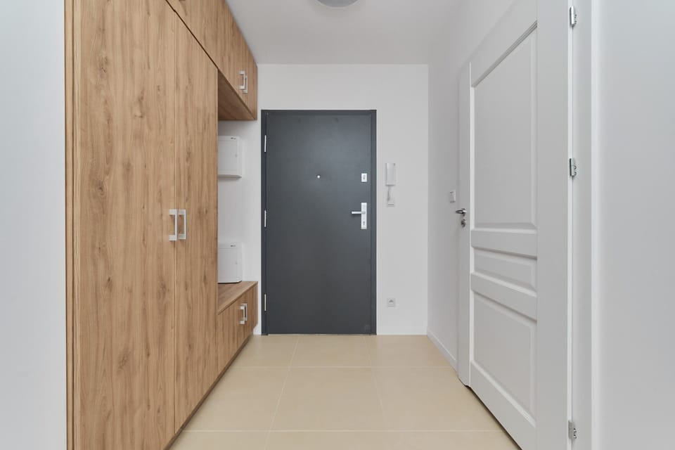 Hallway with closet in the studio.