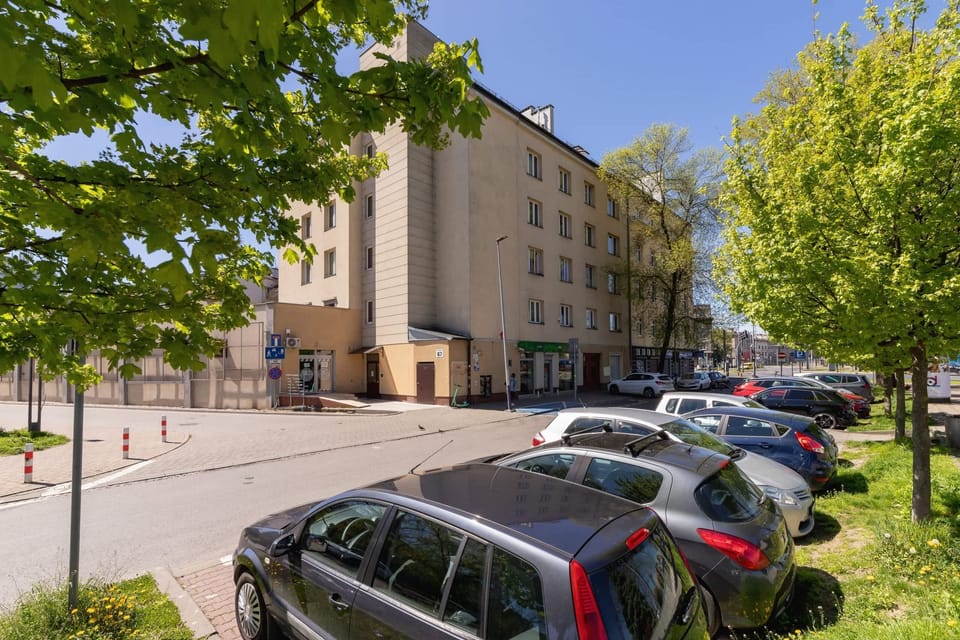The building is located in a vibrant neighborhood with plenty of dining options. 