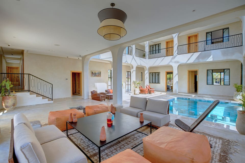 Lobby lounge
