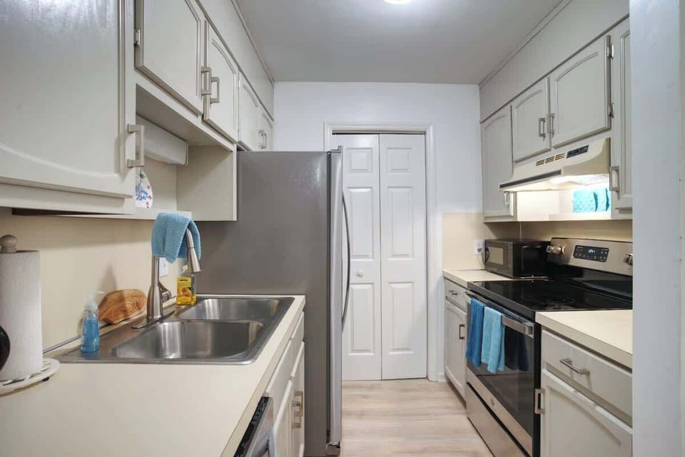 Full Kitchen Perfect for Cooking