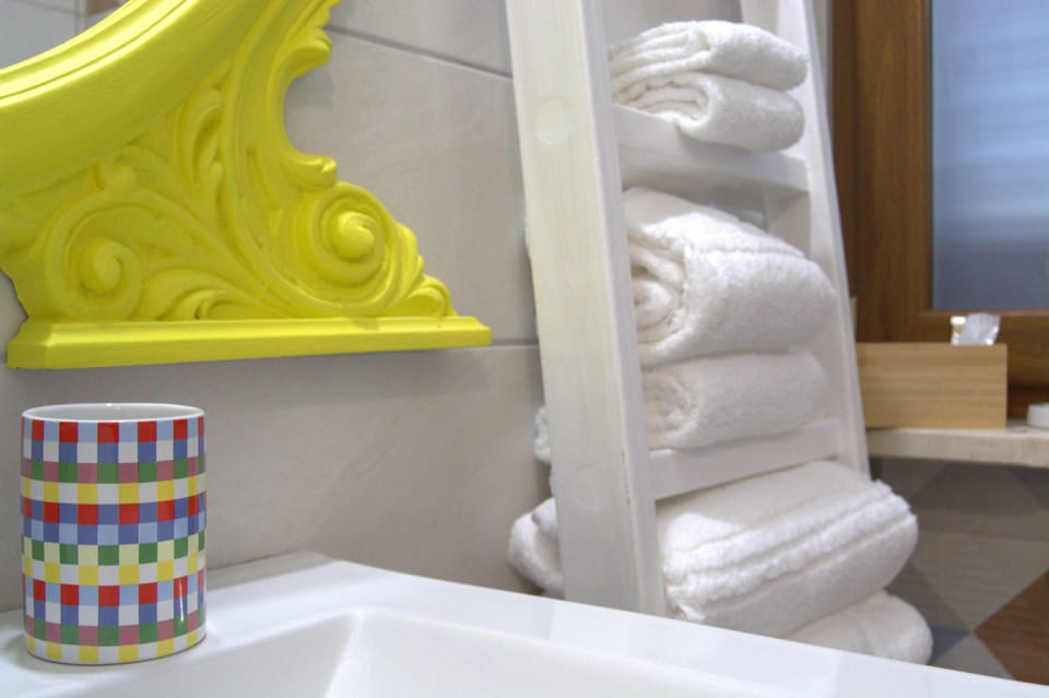 Classic Room, Multiple Beds, City View | Bathroom | Shower, hair dryer, bidet, towels