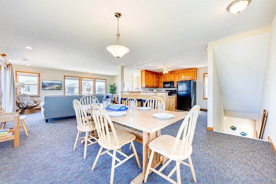 08-Surf-Or-Sound-Realty-1117-Island Magic-Dining Room-2