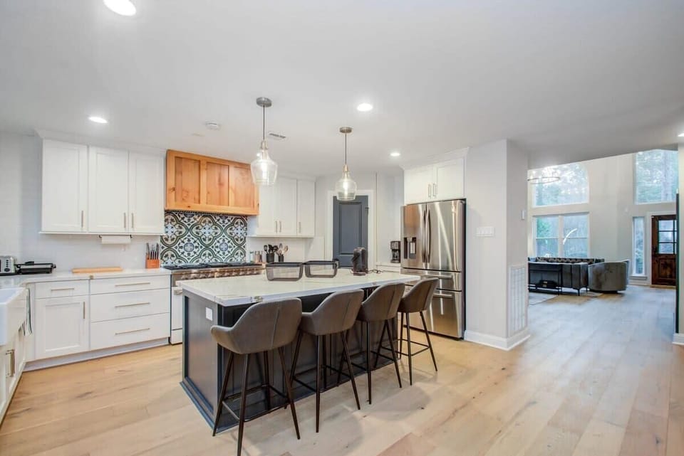This is a dream kitchen you’re sure to fall in love with! Fully equipped for all your cooking needs, you’ll find everything you need to whip up a meal.