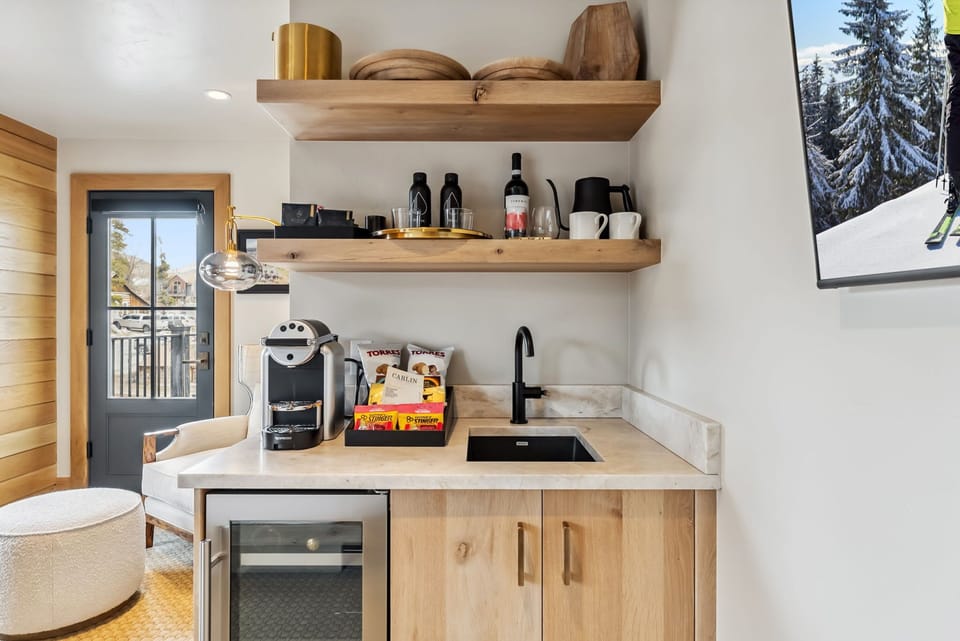  Kitchenette: Nespresso coffee & espresso maker, quick kettle, Rishi Tea, mini-fridge
