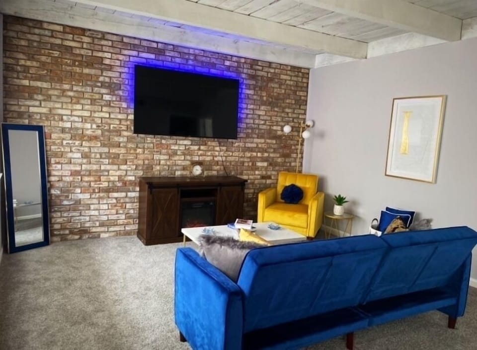 TV with LED lights! 💙💛