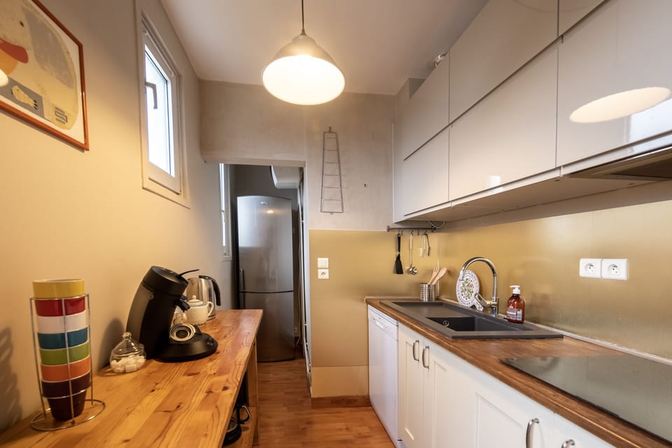 Apt EIFFEL - Kitchen is well equipped  and opens on the living/dining room
