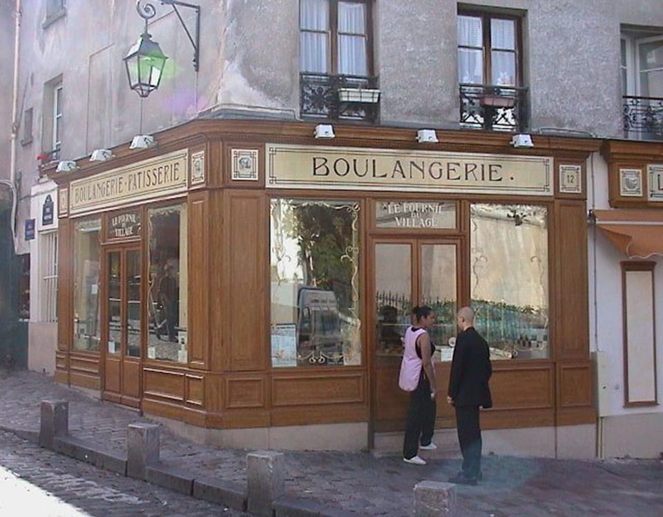 Apt EIFFEL - A very good "boulangerie" is steps away from the apartment.
