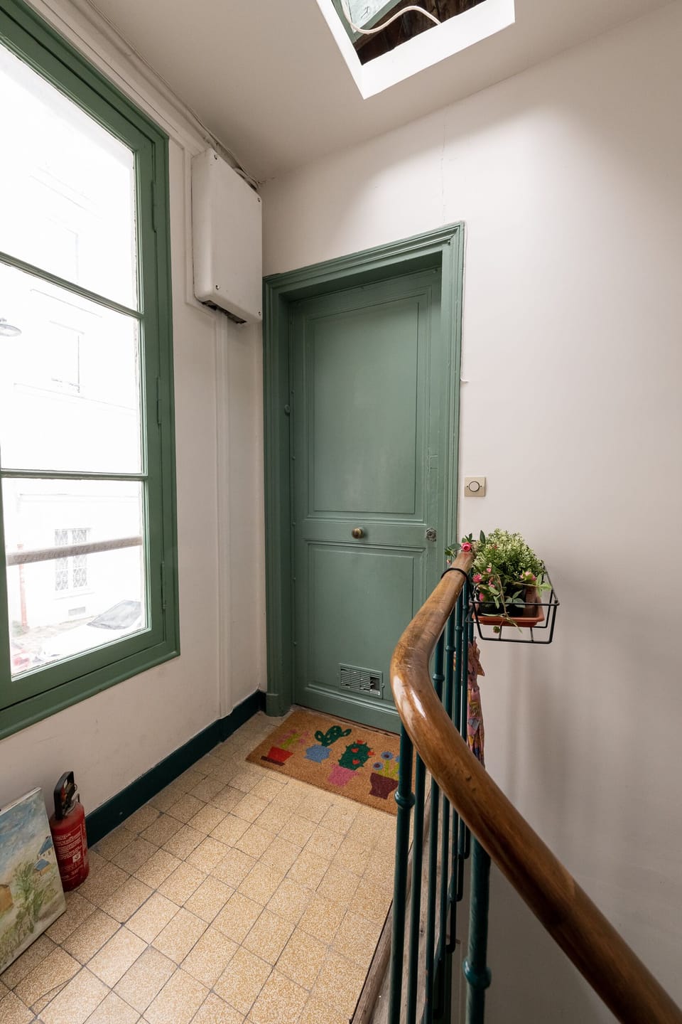 Apt EIFFEL : Apartment entrance door seen from the stairs