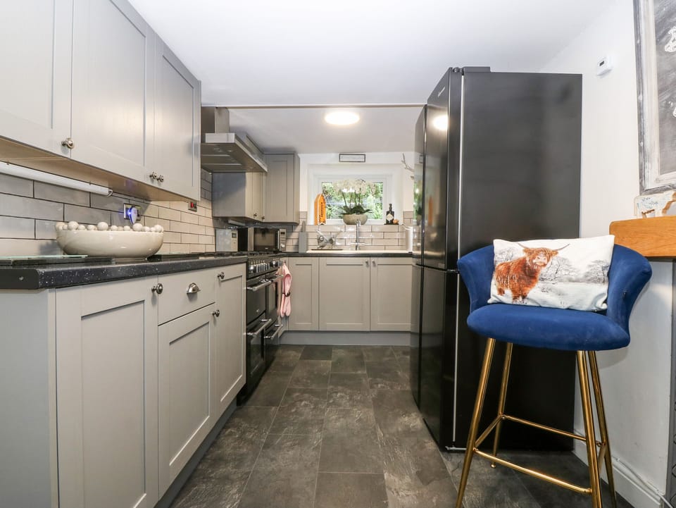 Cottage | Private kitchen | Fridge, electric kettle, toaster, cookware/dishes/utensils