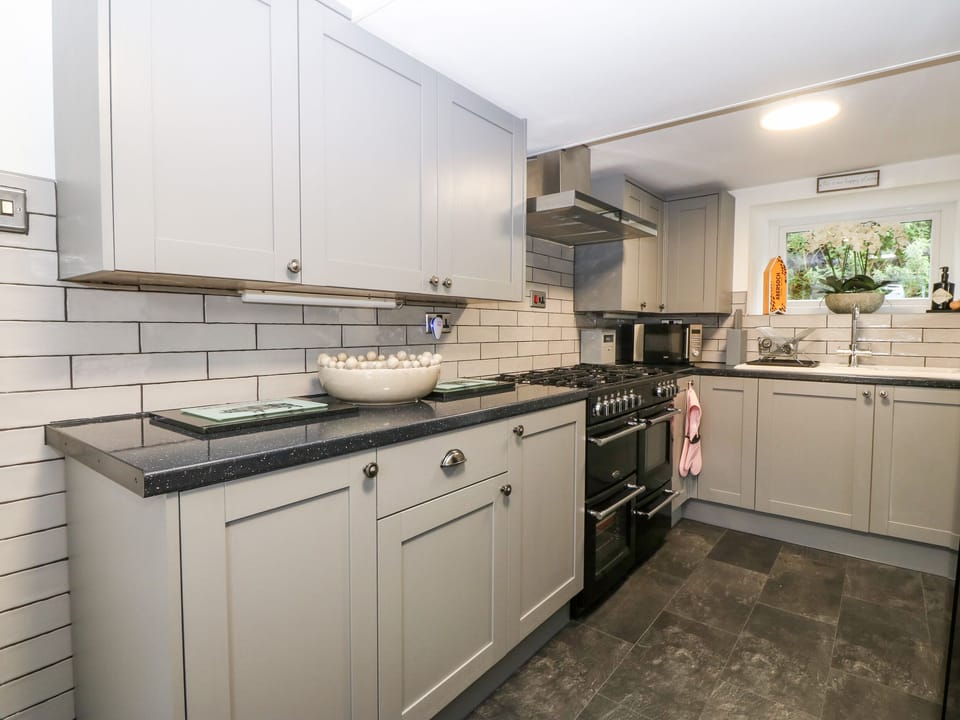 Cottage | Private kitchen | Fridge, electric kettle, toaster, cookware/dishes/utensils