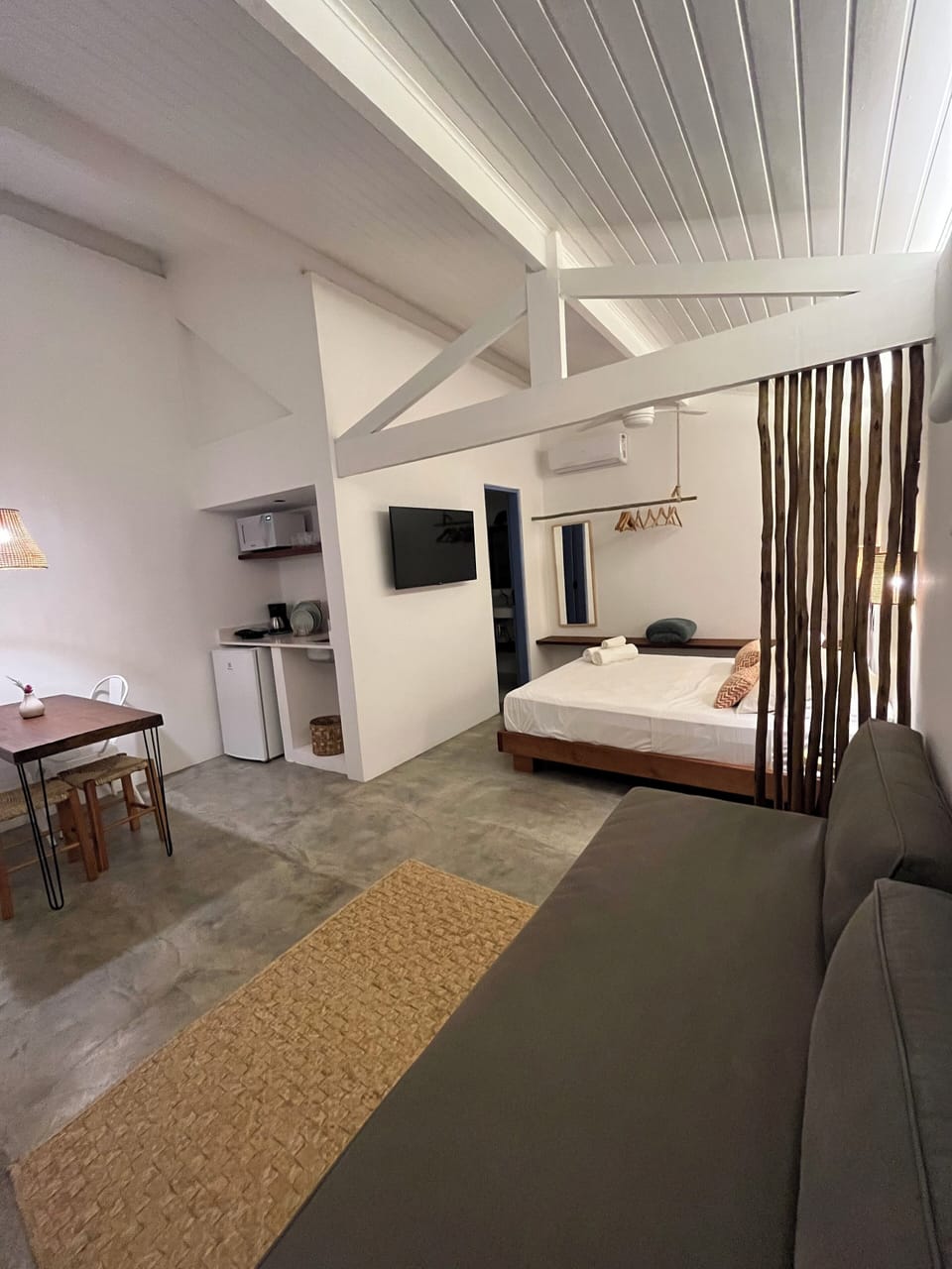 Basic Suite | Desk, laptop workspace, free WiFi, bed sheets