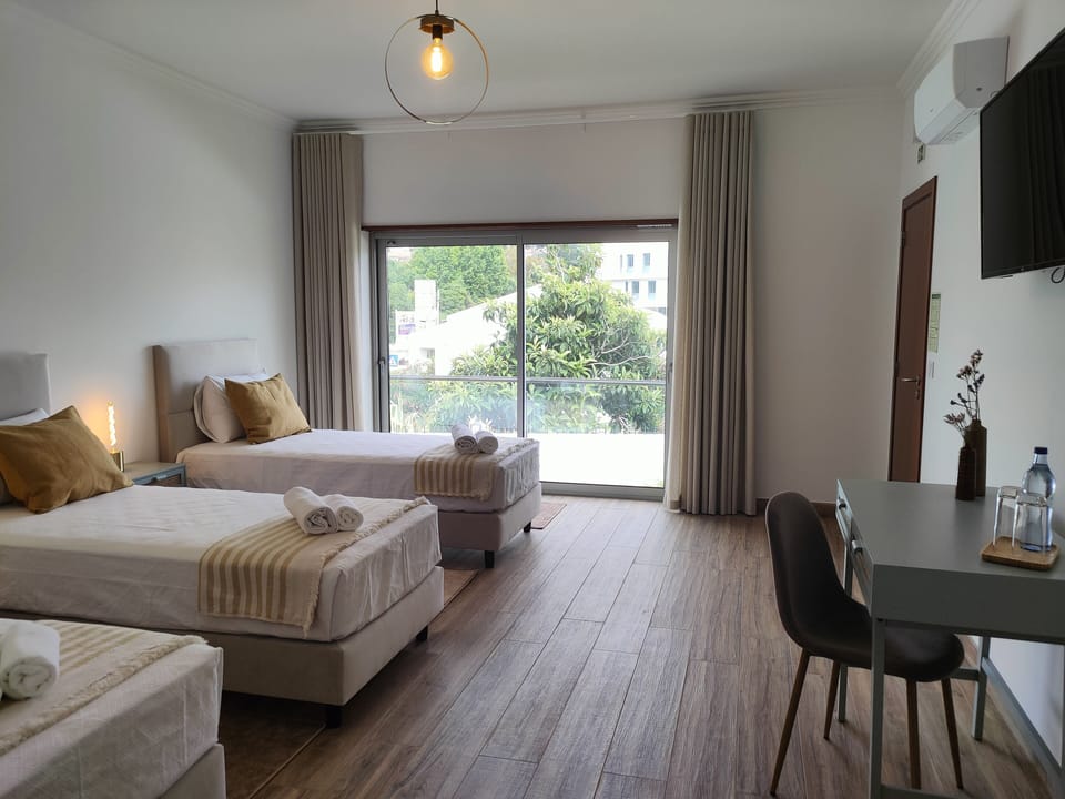 Comfort Triple Room | In-room safe, desk, WiFi (free)
