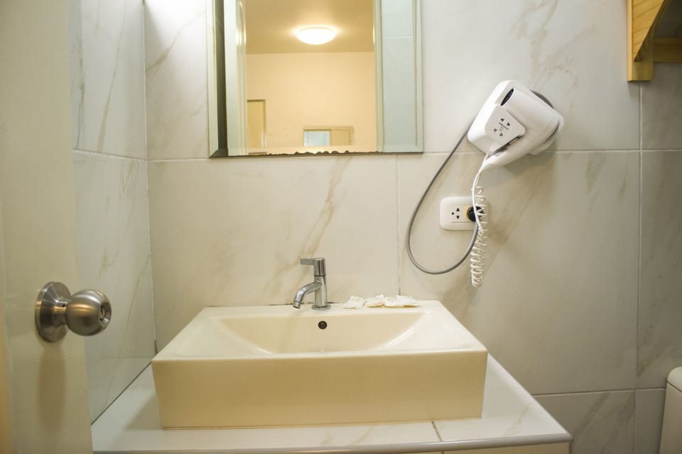 Executive Room, 1 Queen Bed | Bathroom | Shower, free toiletries, hair dryer (on request), towels
