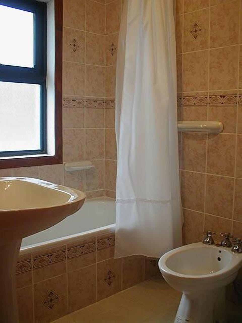 Deep soaking bathtub