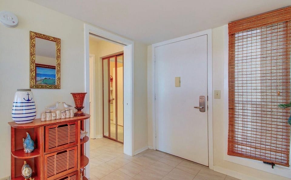 Foyer 204 F Port O Call 