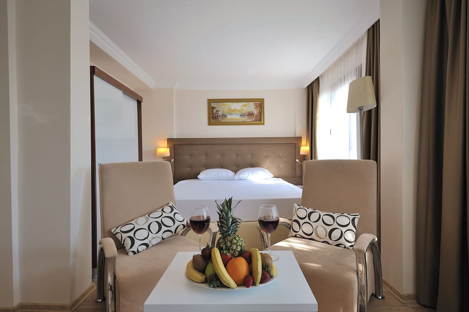 Suite, 1 Double Bed, Lanai | Premium bedding, in-room safe, desk, bed sheets