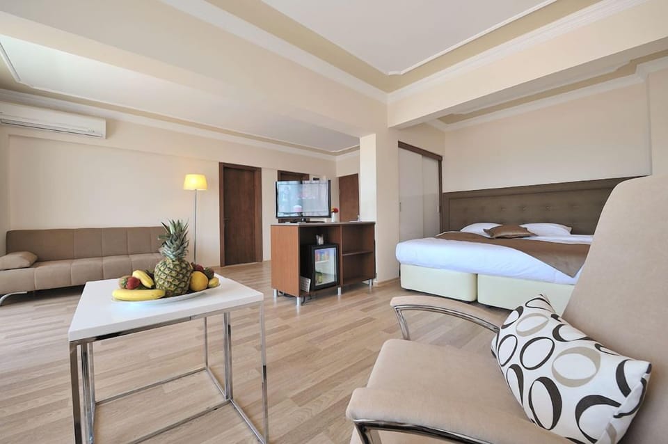 Suite, 1 Double Bed, Lanai | Premium bedding, in-room safe, desk, bed sheets