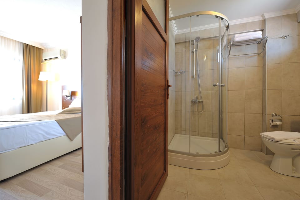 Standard Room, 1 Double or 2 Twin Beds, Balcony, Sea View | Bathroom | Shower, free toiletries, hair dryer, slippers