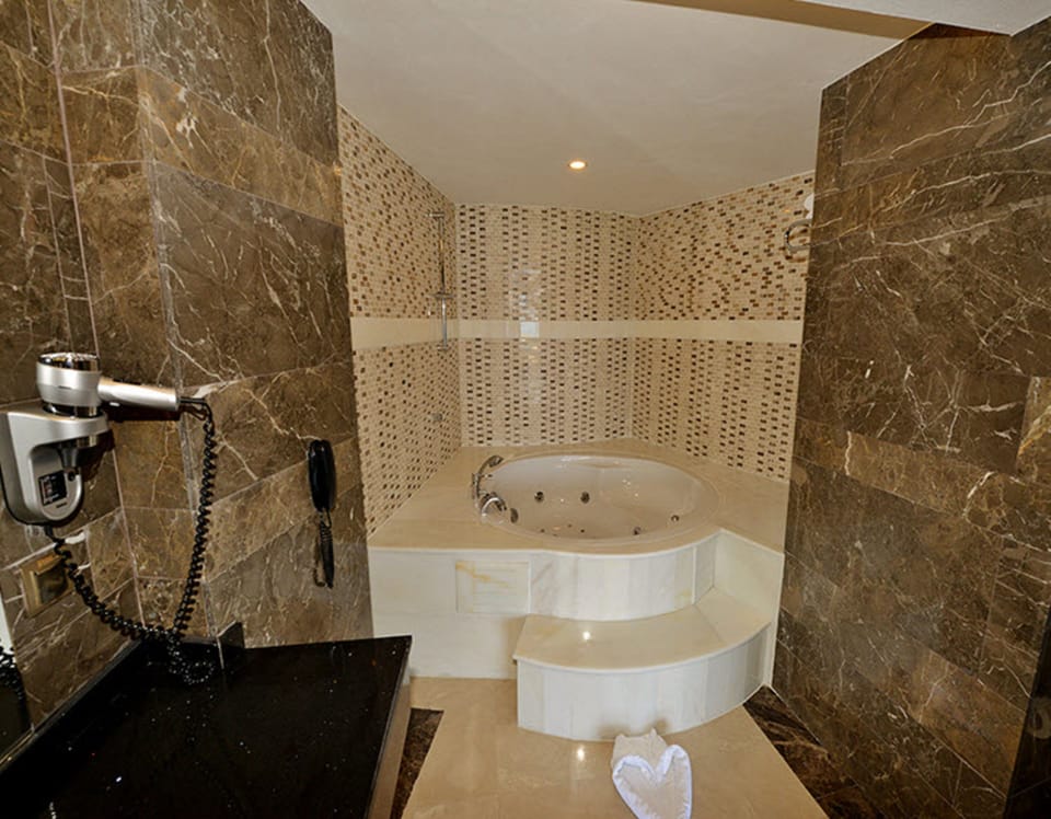 Suite | Bathroom | Shower, hair dryer, slippers, towels