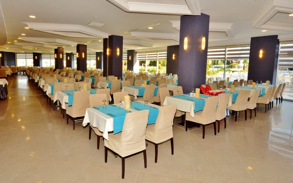 6 restaurants; lunch and dinner served