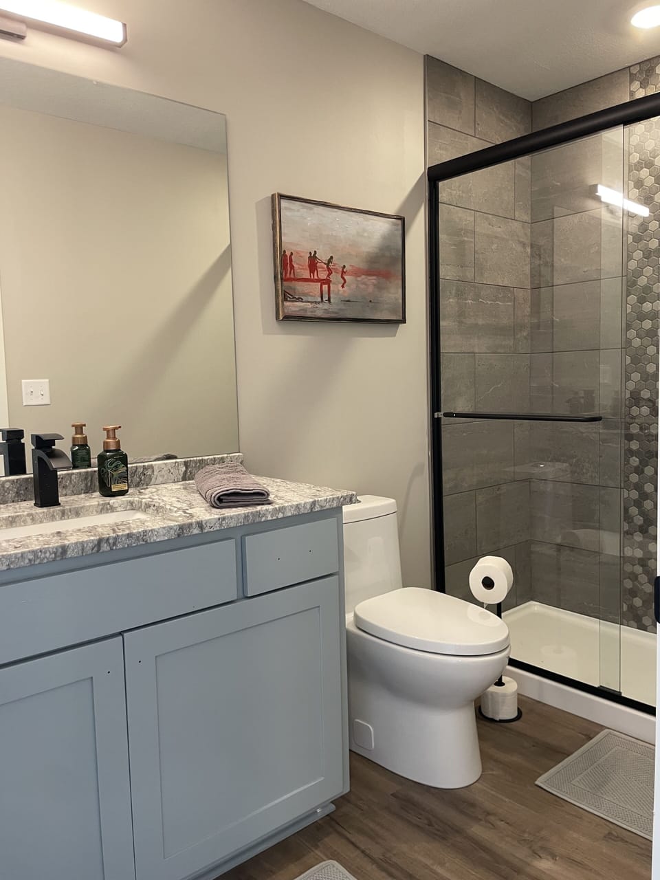 Primary bedroom en suite bathroom