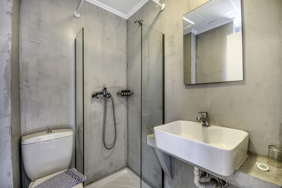 Standard Triple Room | Bathroom | Shower, free toiletries, hair dryer, towels