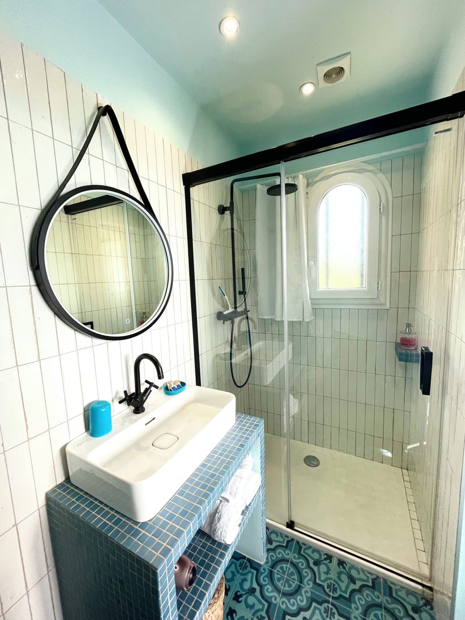 Comfort Double Room | Bathroom | Shower, rainfall showerhead, hair dryer, towels