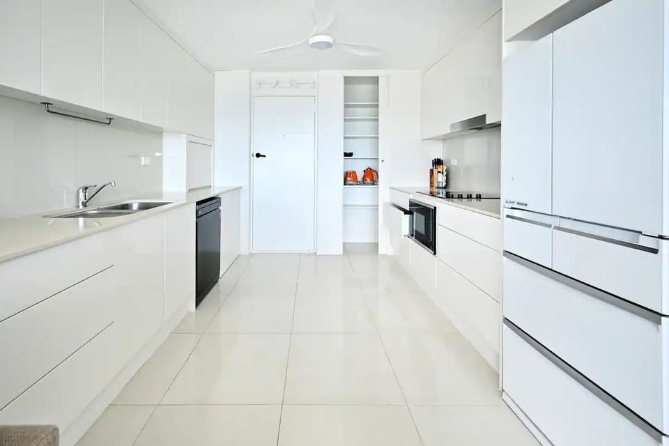 Sleek tasteful kitchen