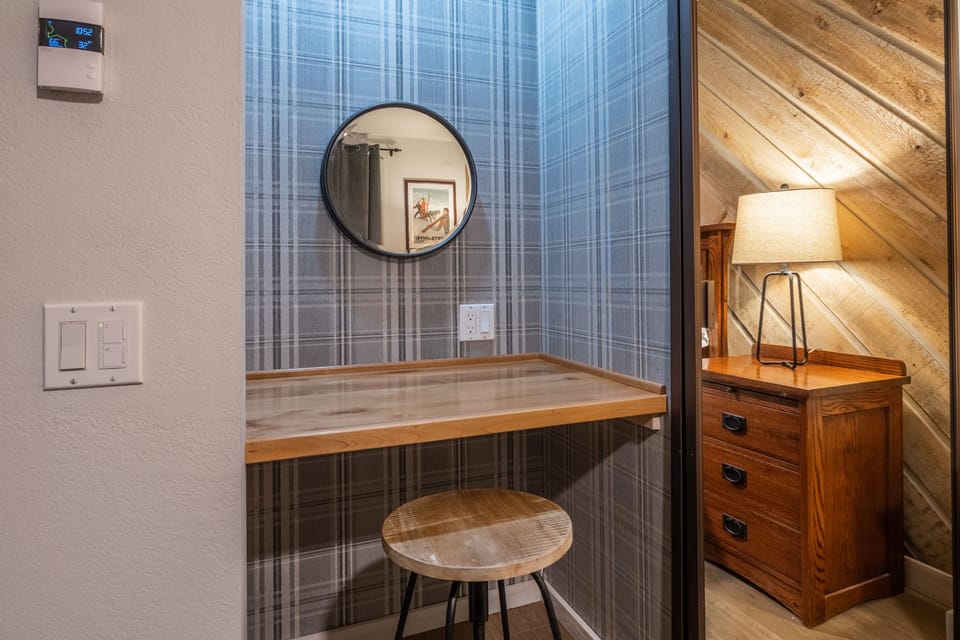 Vanity in Guest Bedroom, Queen Bed, Flatscreen TV