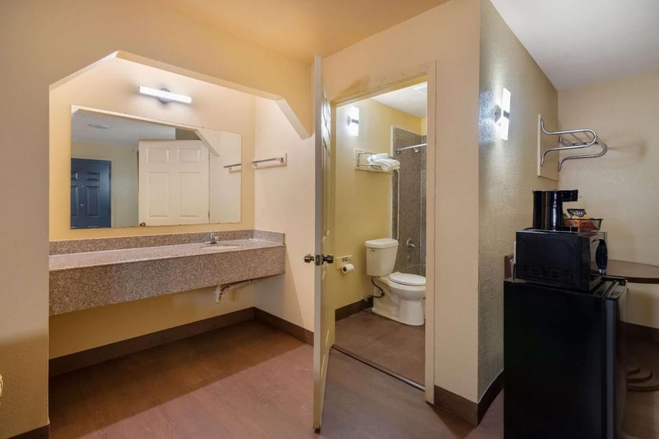 Classic Room, 2 Queen Beds | Bathroom
